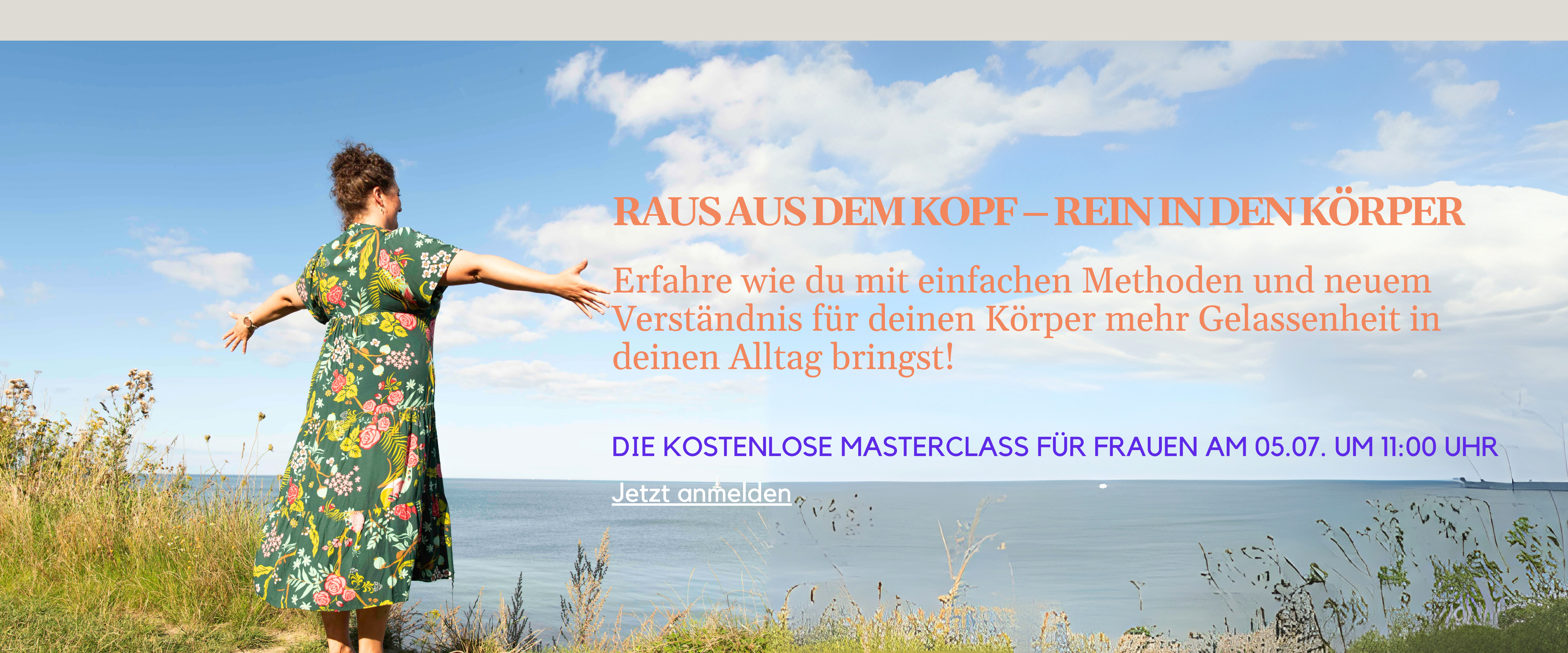 Julia Kollmann mit ausgestreckten Armen und Blick aufs Wasser, Aufruf für Masterclass