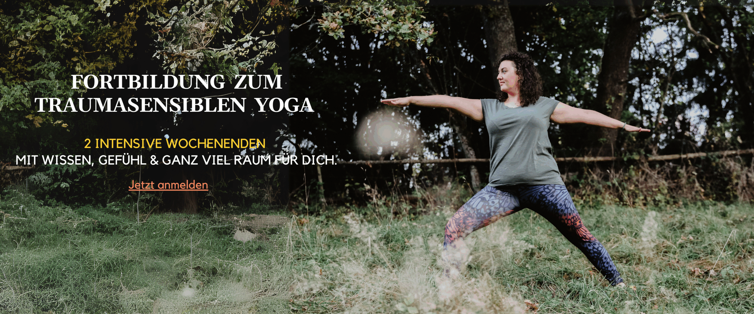 Julia Kollmann in Yogaposition mit ausgestreckten Armen